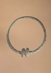 Torque con diseños ternarios, siglo V-IV a.C. (bronce)